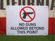 画像1: NO GUNS ALLOWED 銃規制！ プラスチックサインボード (1)